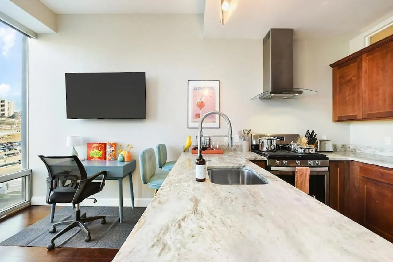 Hostwise Stays -The Washington At Chatham - Gym - Free Garage Parking - City Views - More ピッツバーグ アパート
