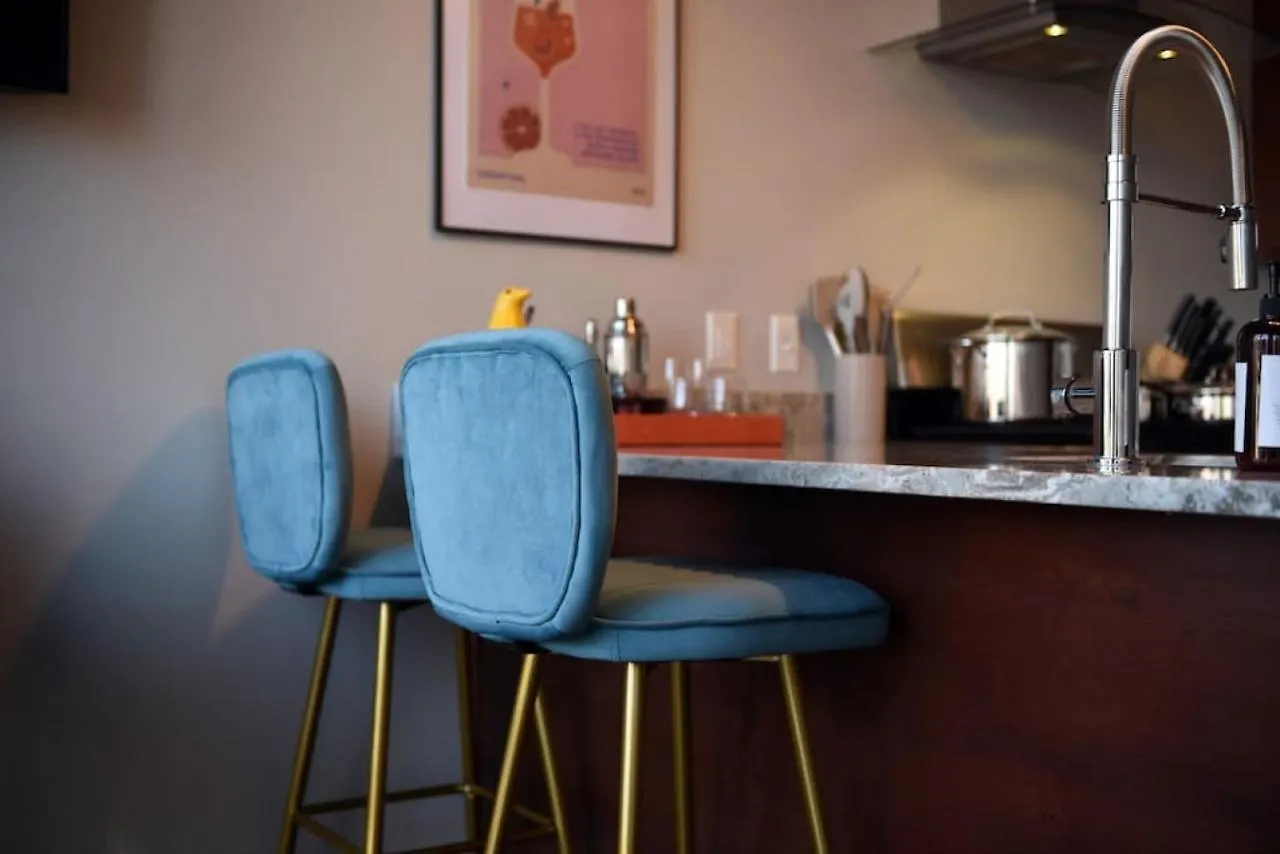 Hostwise Stays -The Washington At Chatham - Gym - Free Garage Parking - City Views - More ピッツバーグ 0*,  米国