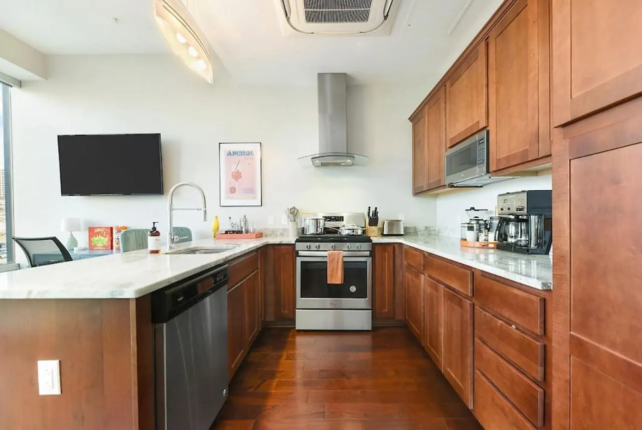 Hostwise Stays -The Washington At Chatham - Gym - Free Garage Parking - City Views - More ピッツバーグ 0*,  米国